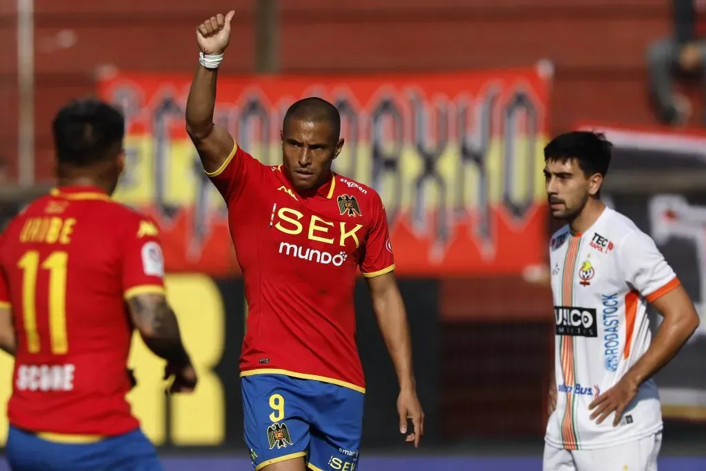 Leandro Benegas se despachó con un golazo de cabeza en su debut con Unión Española. Foto: Photosport.