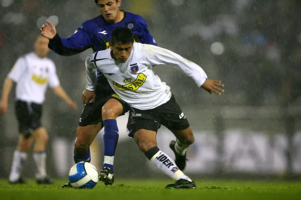 Rodrigo Millar enfrentándose a Arturo Vidal. (Foto: Photosport)