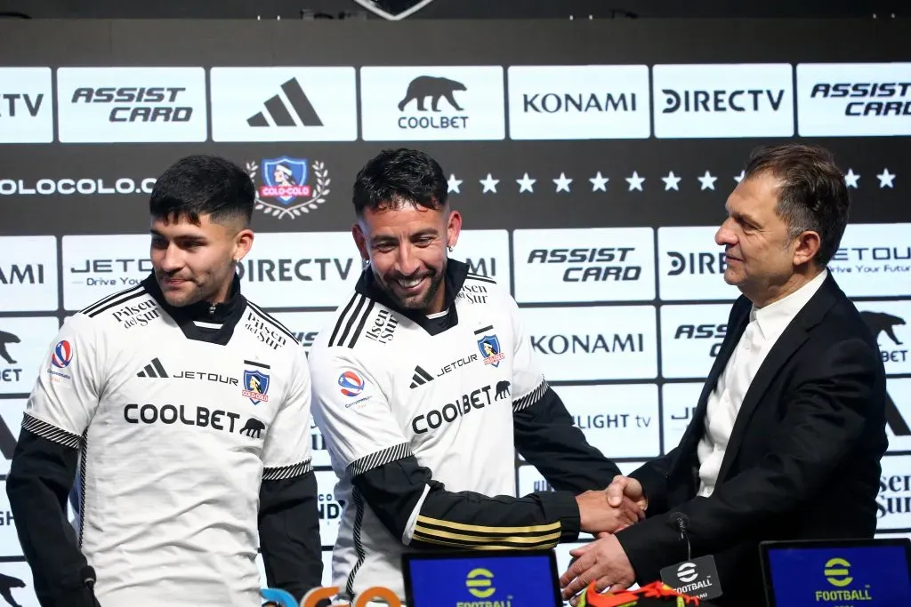 Mauricio Isla y Aníbal Mosa en la presentación de los refuerzos. (Foto: Photosport)