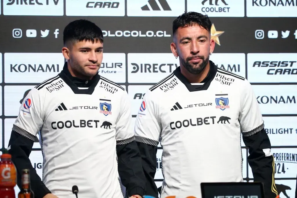 Mauricio Isla fue presentado en Colo Colo junto a Cristián Riquelme | Foto: Photosport