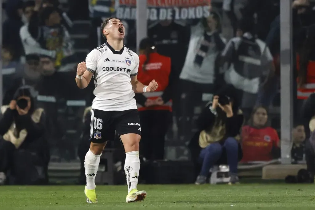Óscar Opazo celebrando su gol en Colo Colo. (Foto: Photosport)