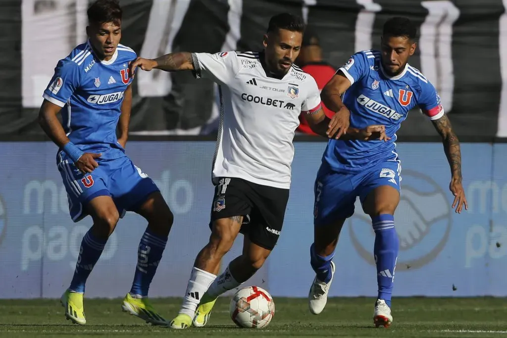 Colo Colo y Universidad de Chile enfrentándose en el Monumental. (Foto: Photosport)