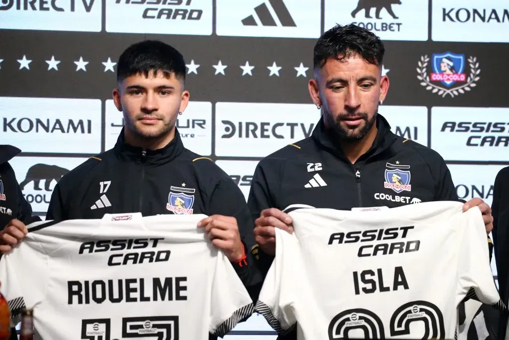 Mauricio Isla y Cristián Riquelme fueron presentados en Colo Colo. Foto: Photosport.