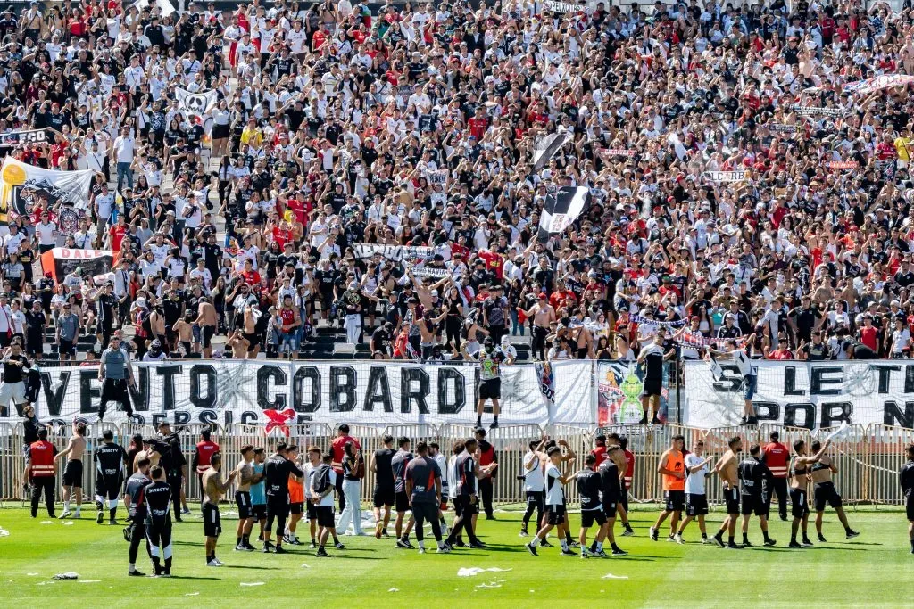 El plantel albo junto a la hinchada colocolina en el último Arengazo | Foto: Guille Salazar, DaleAlbo