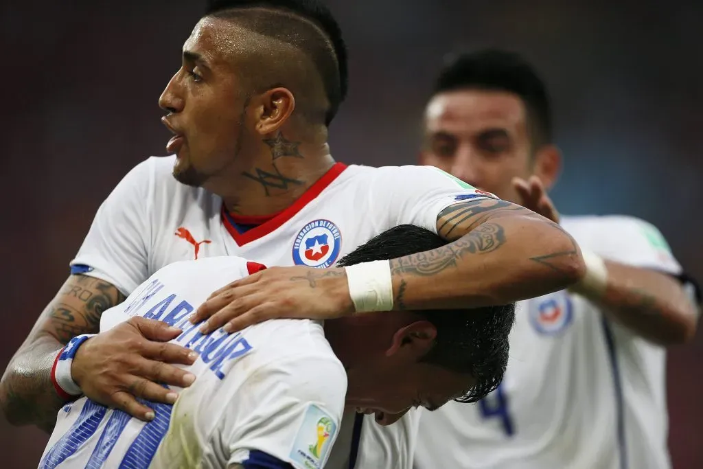 Vidal, Isla y Aránguiz, tres referentes de La Roja que se reencuentran en el Superclásico | Foto: Imago