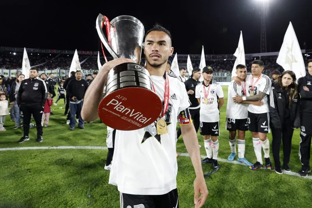 Gabriel Suazo le entregó buenos deseos a Mauricio Isla en Colo Colo | Foto: Photosport