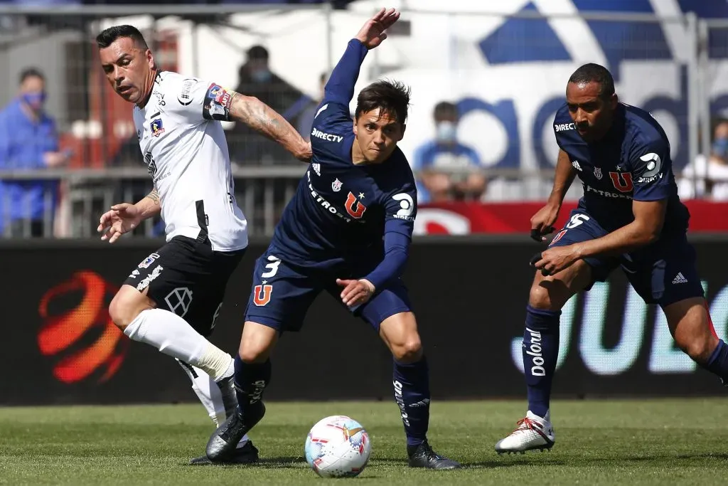 Esteban Paredes en uno de sus últimos Superclásicos con Colo Colo. (Foto: Photosport)