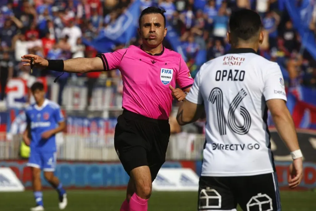 Este sábado, Piero Maza arbitrará su segundo Superclásico entre el Cacique y el cuadro universitario. Foto: Photosport.