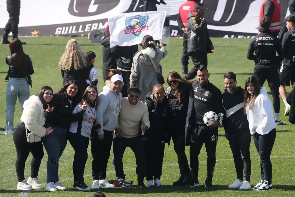 Los familiares de Arturo Vidal en el Arengazo. (Foto: Photosport)