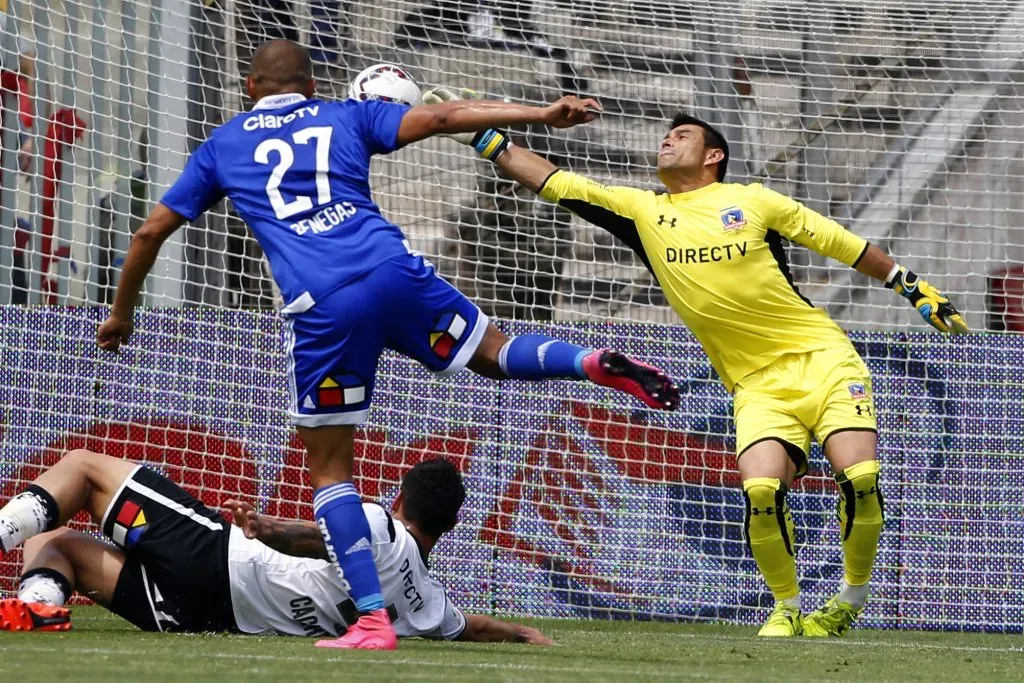 Una de las grandes atajadas de Justo Villar en el Superclásico entre Colo Colo y la U. | Imagen: Photosport.