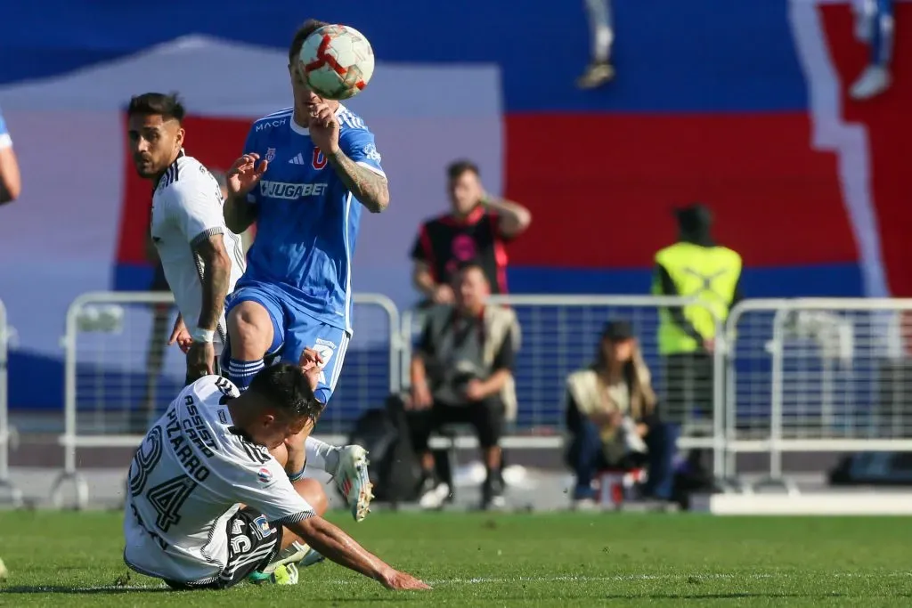 Vicente Pizarro al borde de la expulsión por doble amarilla. (Foto: Photosport)