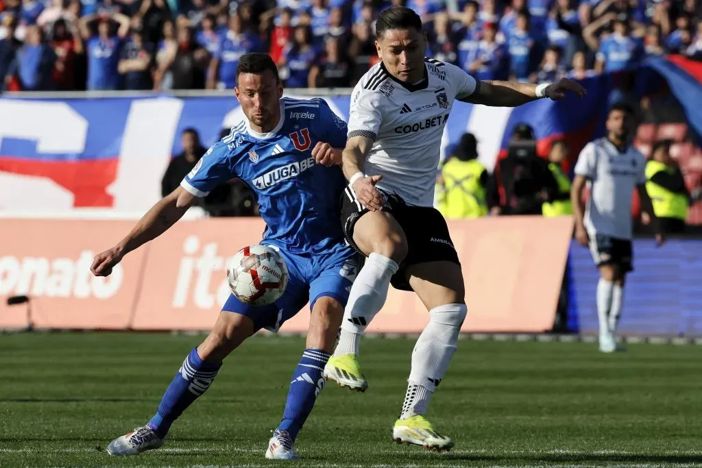 Óscar Opazo marcando a Pons en el Superclásico entre Colo Colo y la U. | Imagen: Photosport.