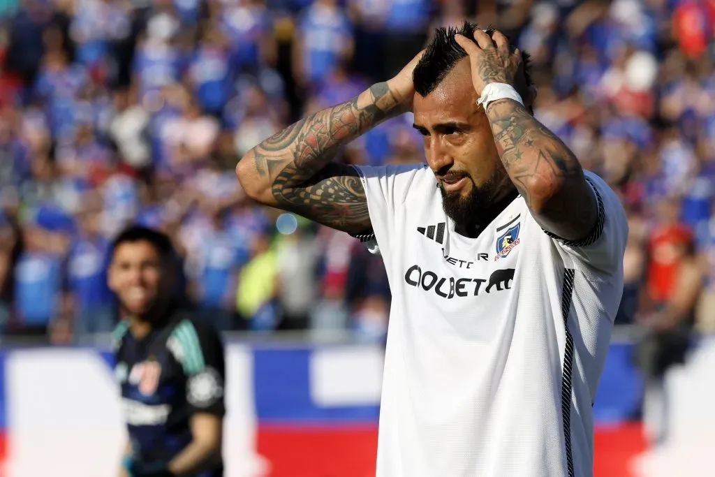 Arturo Vidal sufrió un pisotón en el tendón de aquiles en el Superclásico. Foto: Photosport.