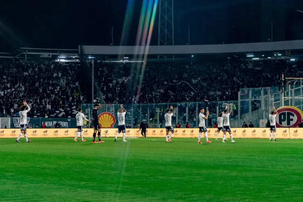 Colo Colo recibiendo el cariño del hincha en el Estadio Monumental. (Foto: Guillermo Salazar)