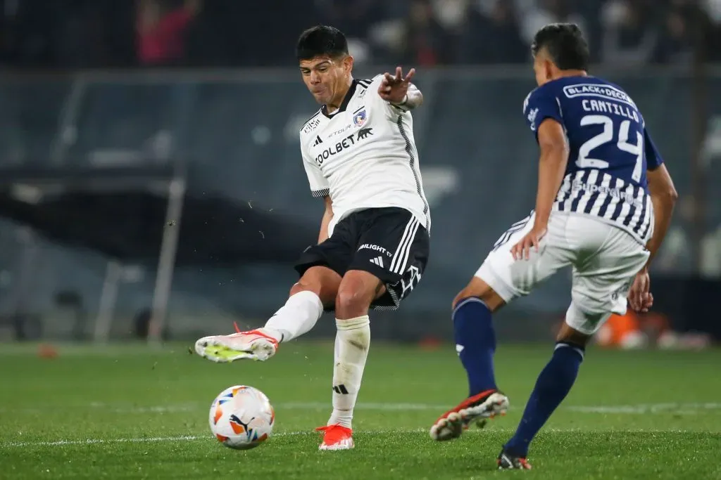 Pavez fue clave en el mediocampo albo la noche del martes | Foto: Photosport