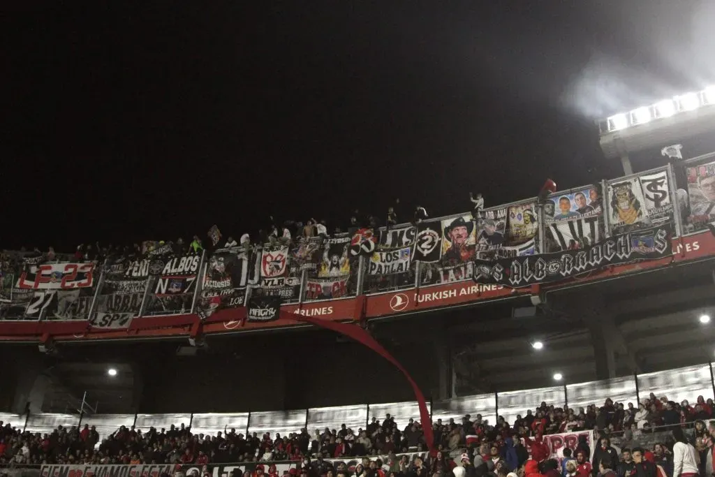 En 2022, por la fase de grupos de Copa Libertadores, hubo hinchas albos en el Monumental de River | Foto: Photosport