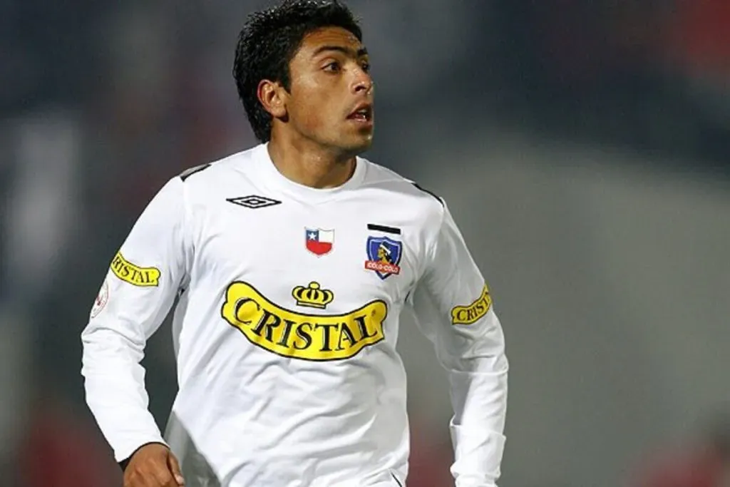 Gonzalo Jara jugando con la camiseta de Colo Colo