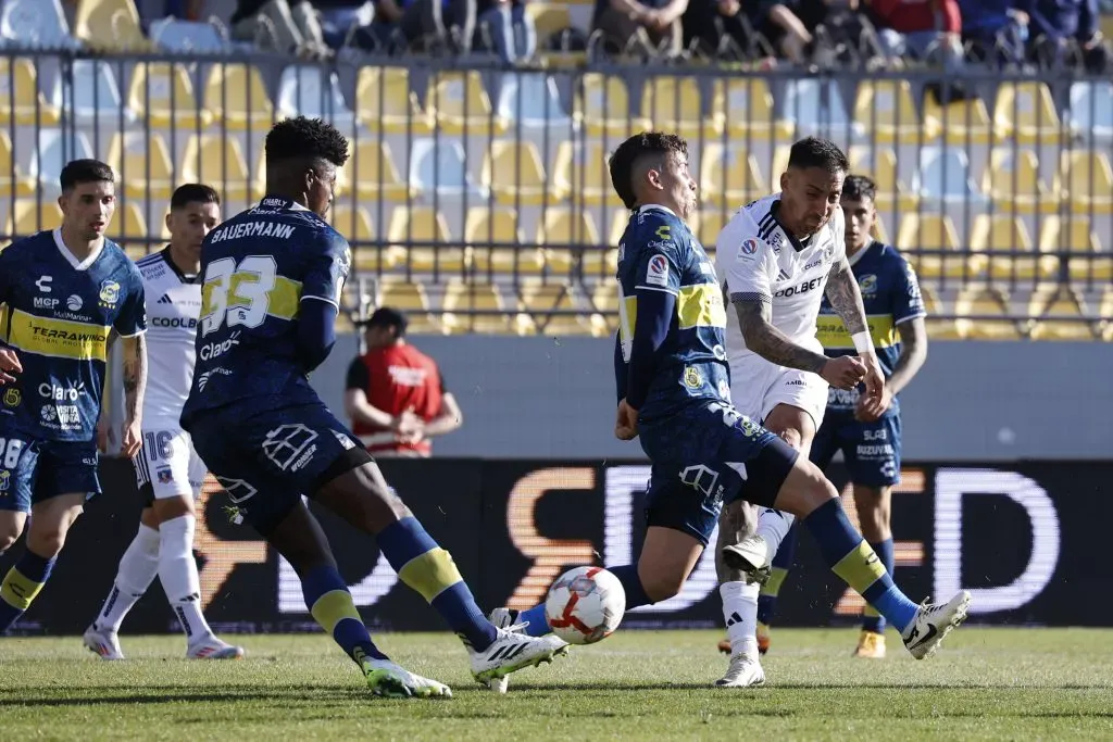 Javier Correa se despachó con un golazo para darle el triunfo al Cacique en Viña del Mar. Foto: Photosport.