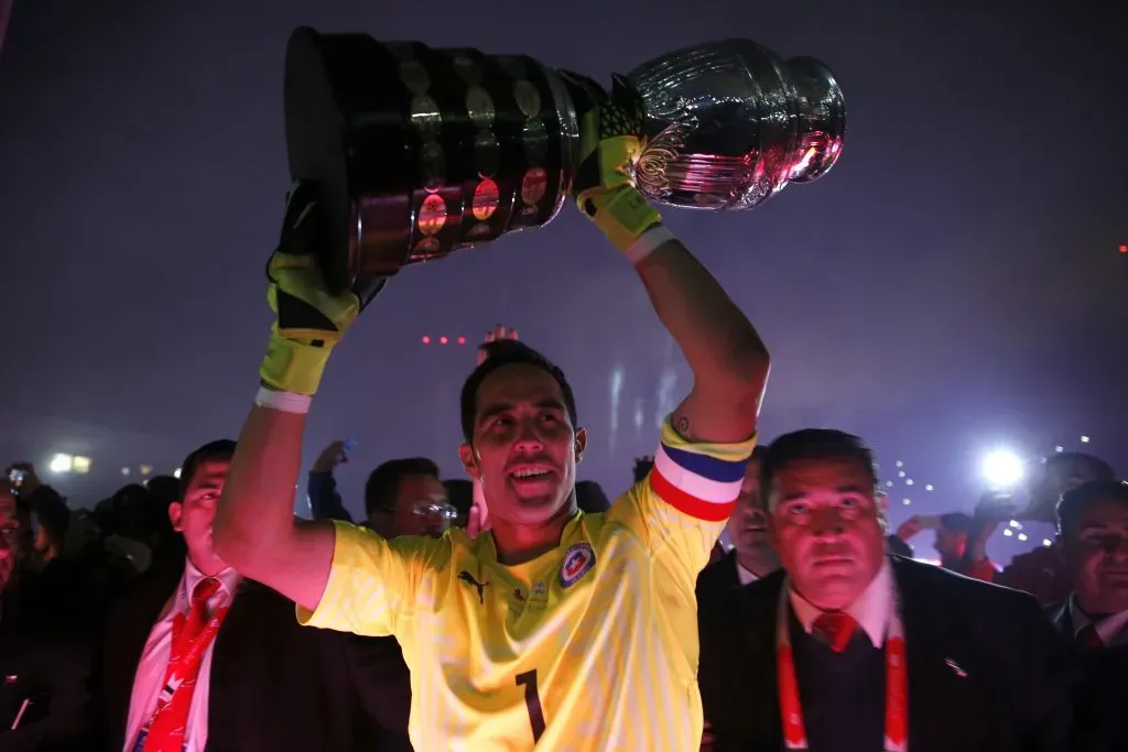 Claudio Bravo fue el capitán de Chile en la obtención de sus dos Copas América | Foto: Photosport