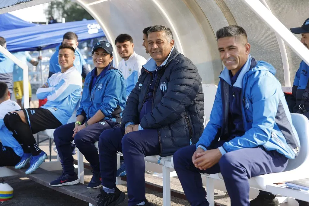 Braulio Leal como ayudante técnico de Ronald Fuentes en Magallanes. | Imagen: Photosport.