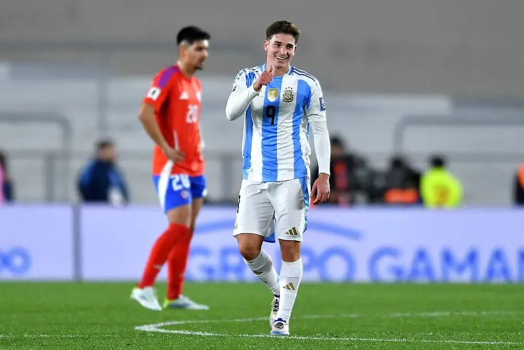 Julián Álvarez marcó un golazo para poner el 2 a 0 parcial de Argentina ante Chile. Foto: Getty Images.