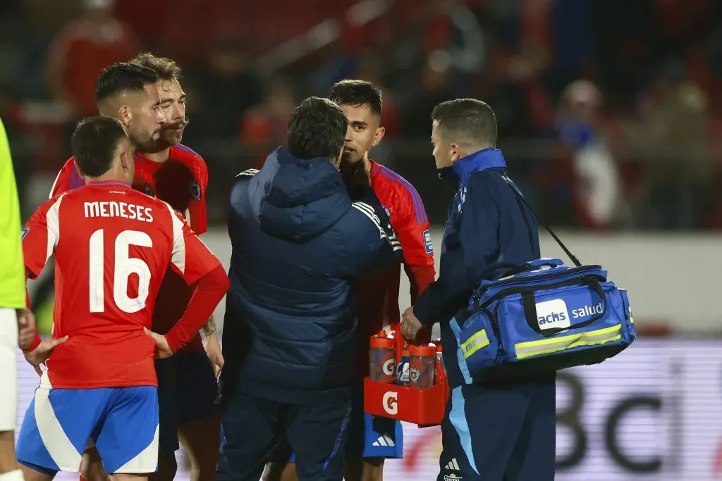 Vicente Pizarro siendo atendido al término del partido de la Roja. (Foto: Photosport)