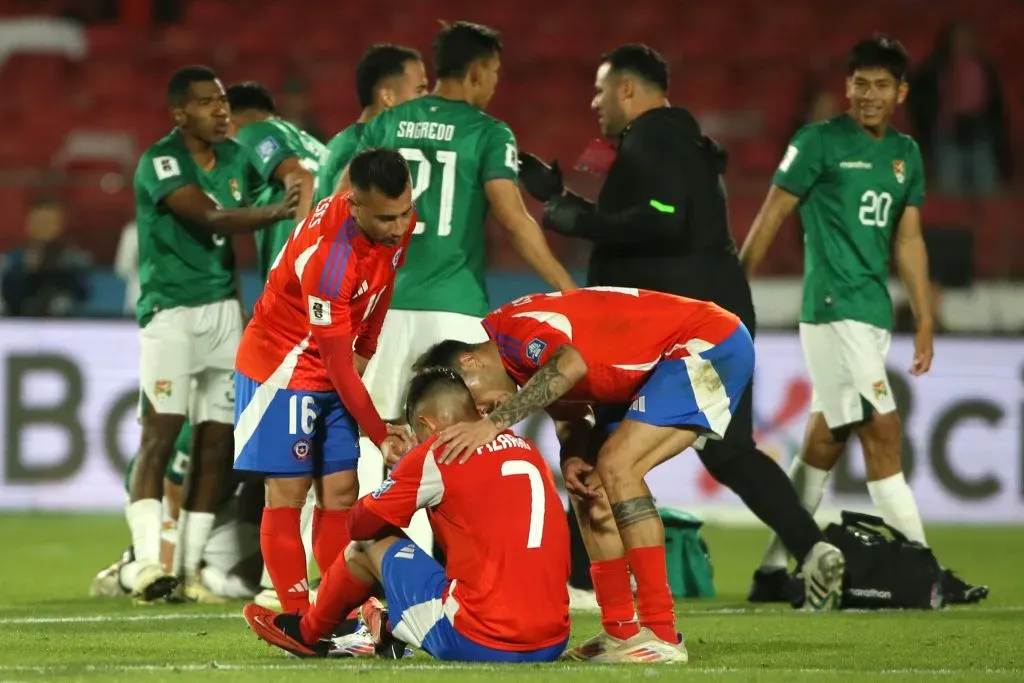 Jean Meneses asistiendo a Vicente Pizarro tras el término del partido. (Foto: Photosport)