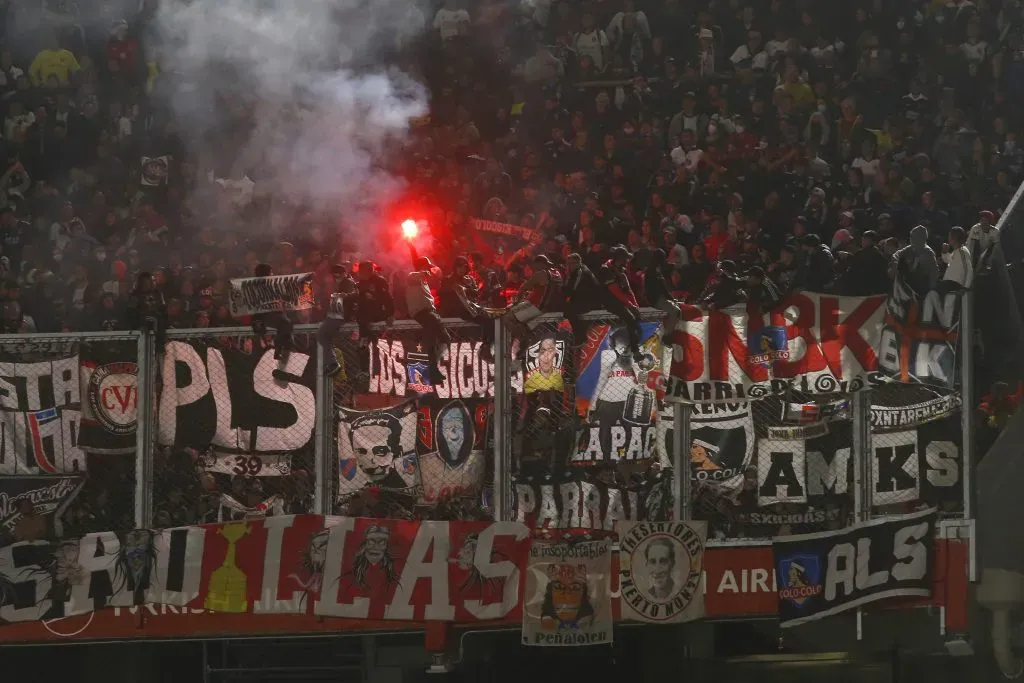 Los hinchas de Colo Colo presentes en el Monumental de River Plate. (Foto: Photosport)