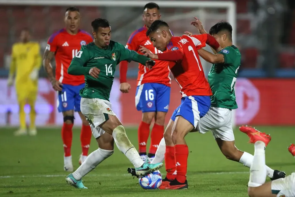 Vicente Pizarro en el partido de Chile vs Bolivia. (Foto: Photosport)