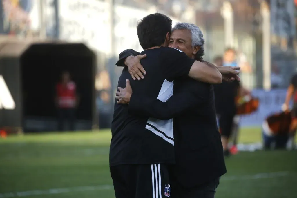 Néstor Gorosito saludando a Gustavo Quinteros. (Foto: Photosport)