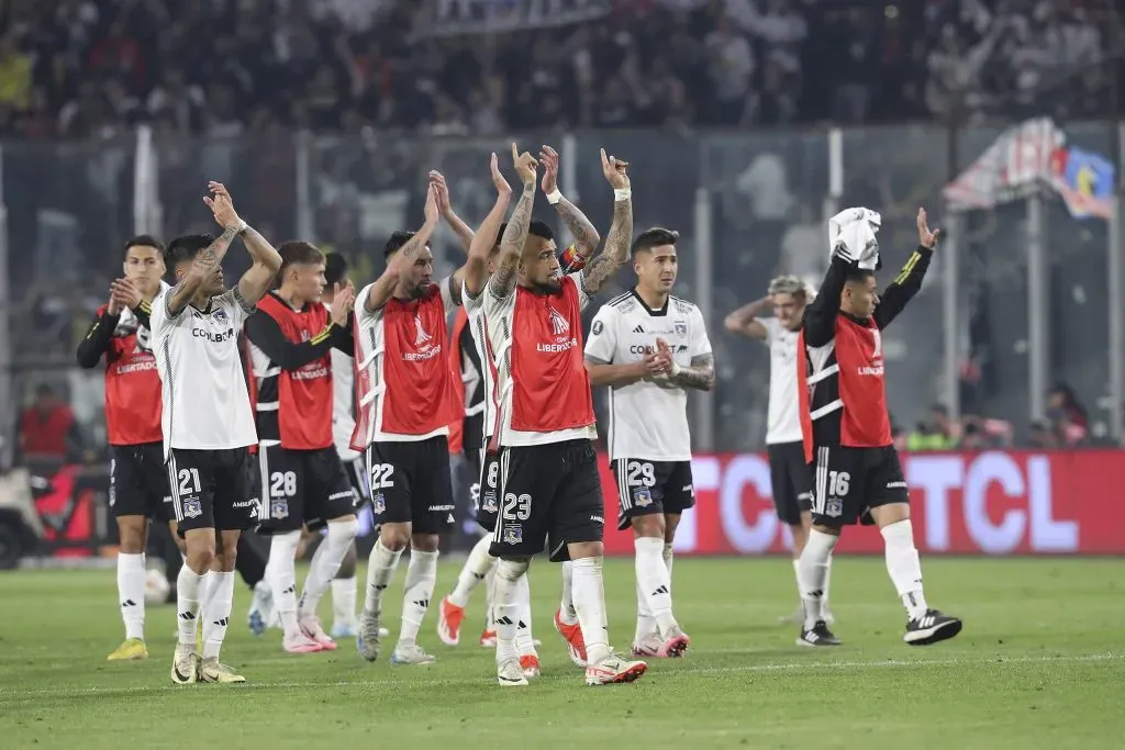 Arturo Vidal agradeciendo el apoyo de los hinchas. (Foto: Photosport)