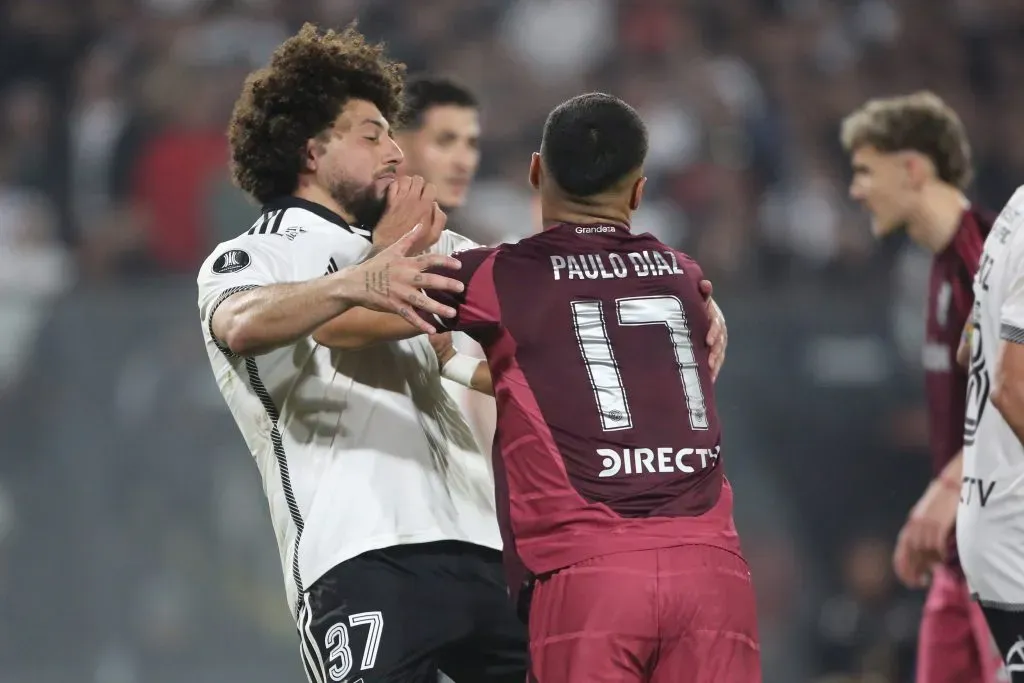 Maxi Falcón y Paulo Díaz tuvieron un fuerte encontrón. Foto: Photosport.