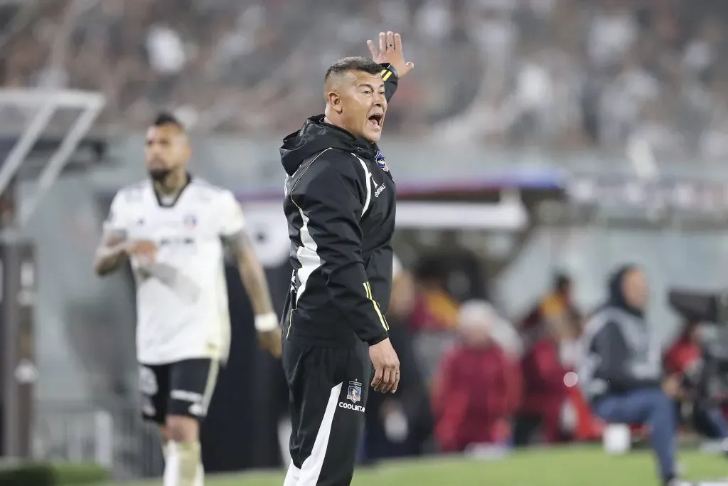 Jorge Almirón impartiendo instrucciones en el duelo de ida. (Foto: Photosport)