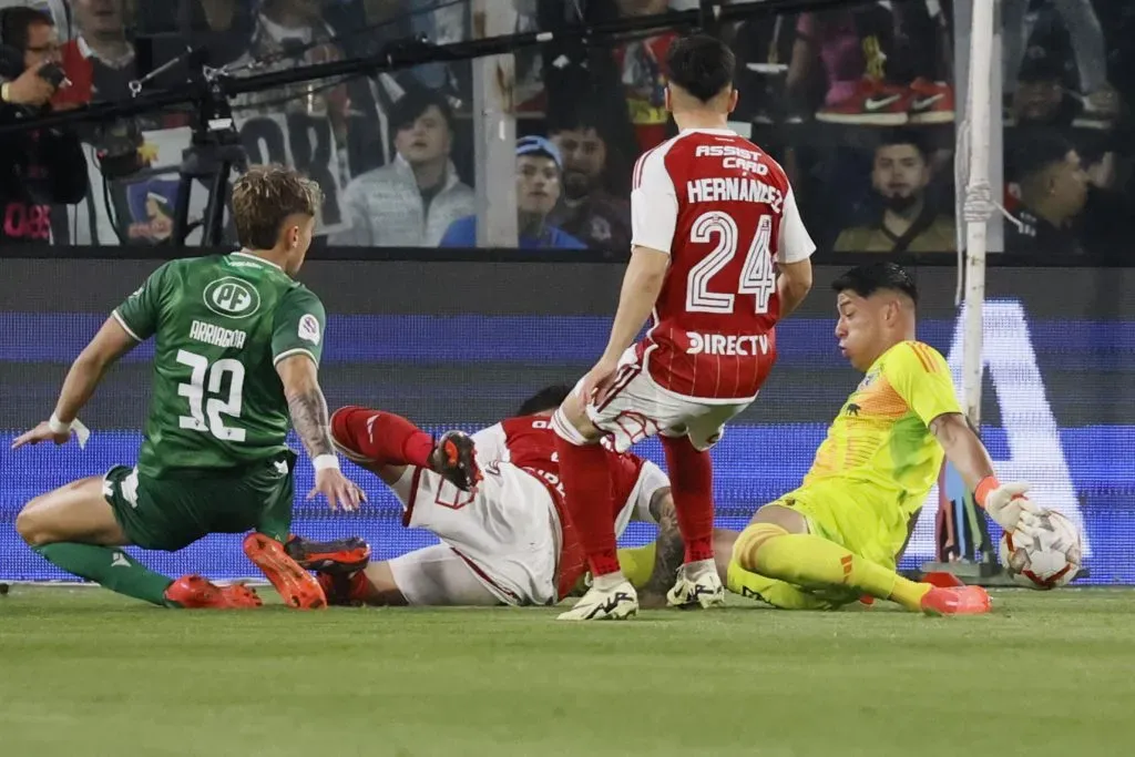 Cortés evitó un gol de Arriagada en el amanecer del partido | Foto: Photosport