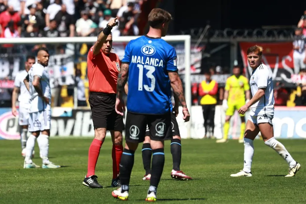 Héctor Jona arbitrando a Colo Colo vs Huachipato. (Foto: Photosport)