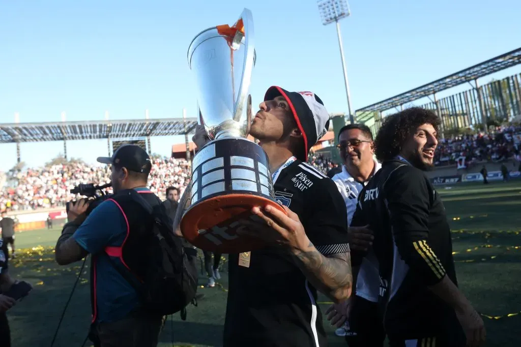 Correa con el título del fútbol chileno ganado con Colo Colo | Foto: Photosport