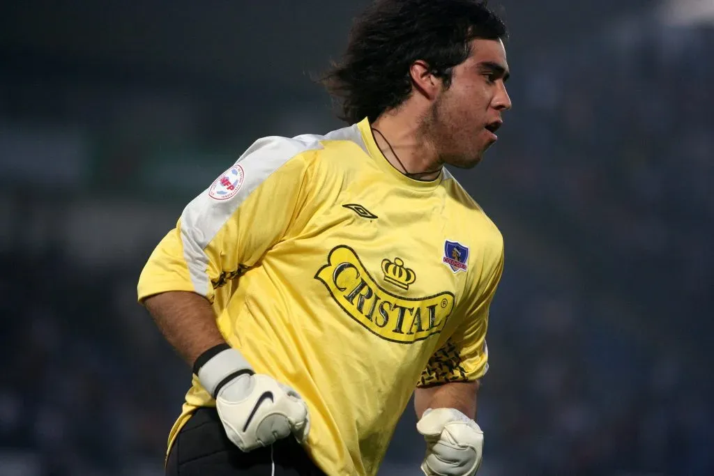 Según Cooperativa, Claudio Bravo quiere salir del retiro para jugar en Colo Colo | Foto: Photosport