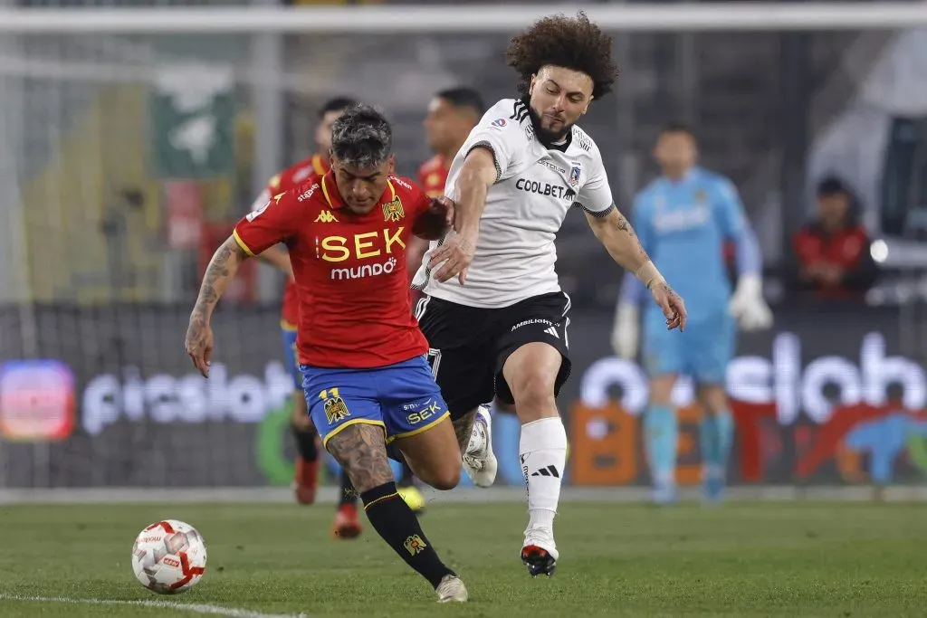 Ariel Uribe jugando ante Colo Colo