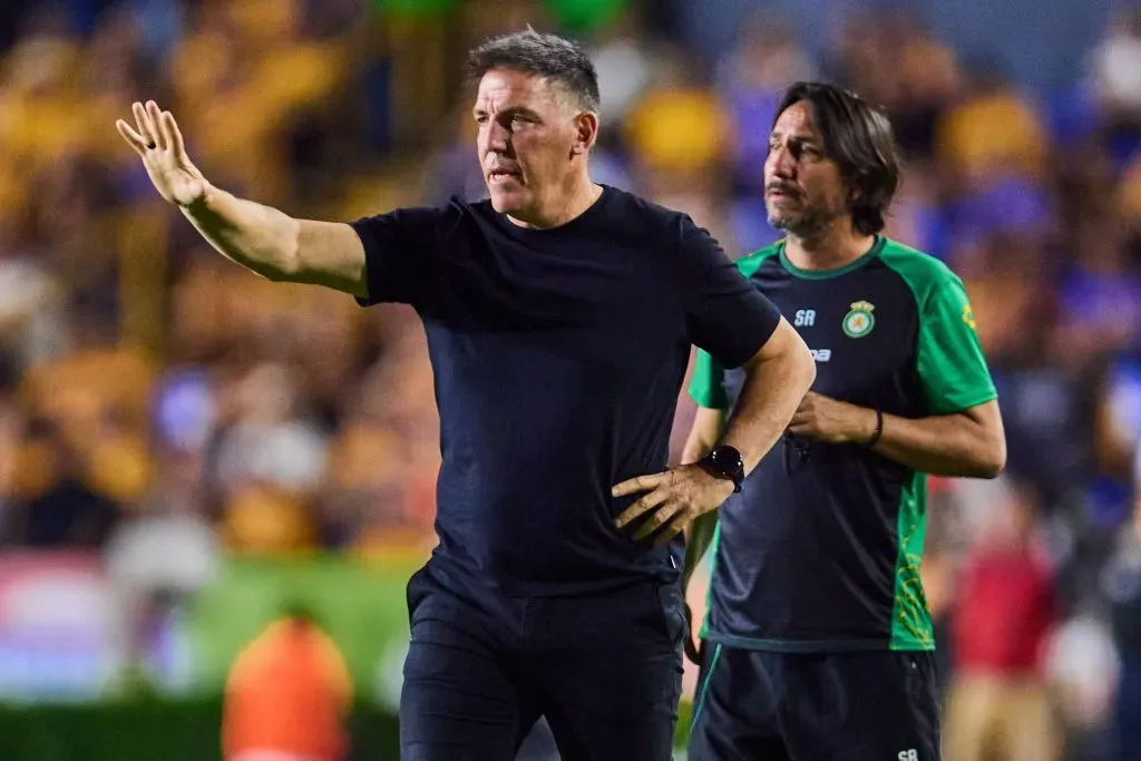 Eduardo Berizzo informó que Luciano Cabral no seguirá en León | Foto: Imago