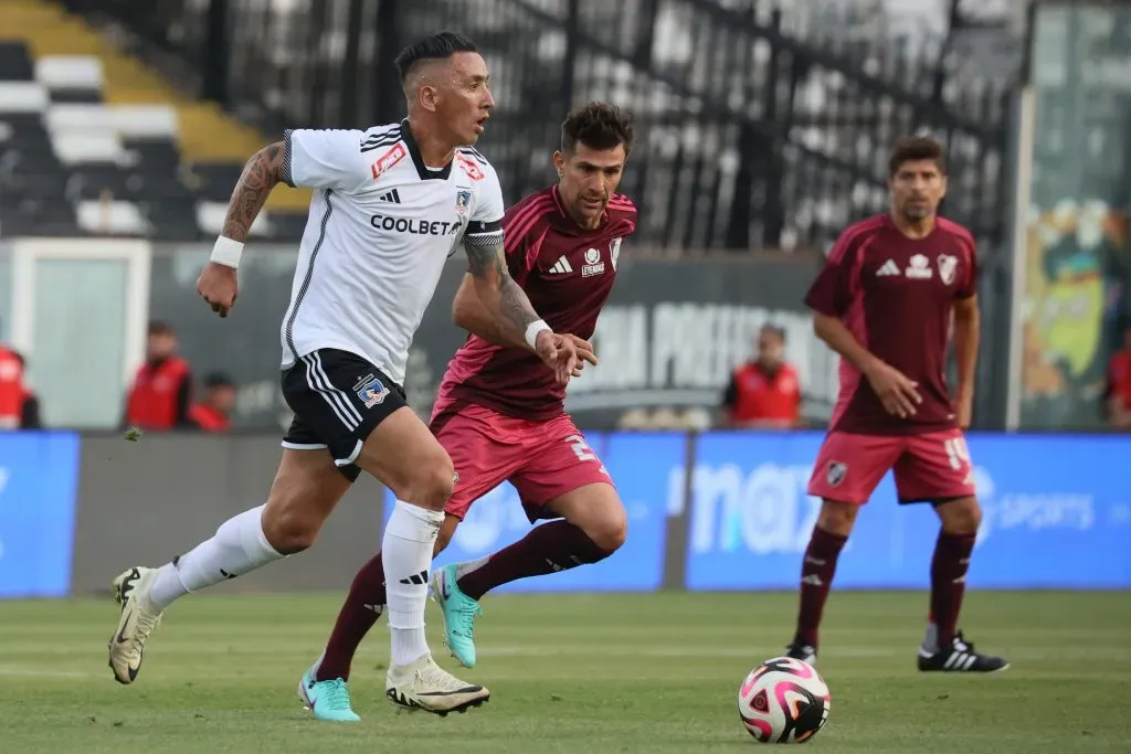 Lucas Barrios en el amistoso duelo de leyendas. (Foto: Photosport)