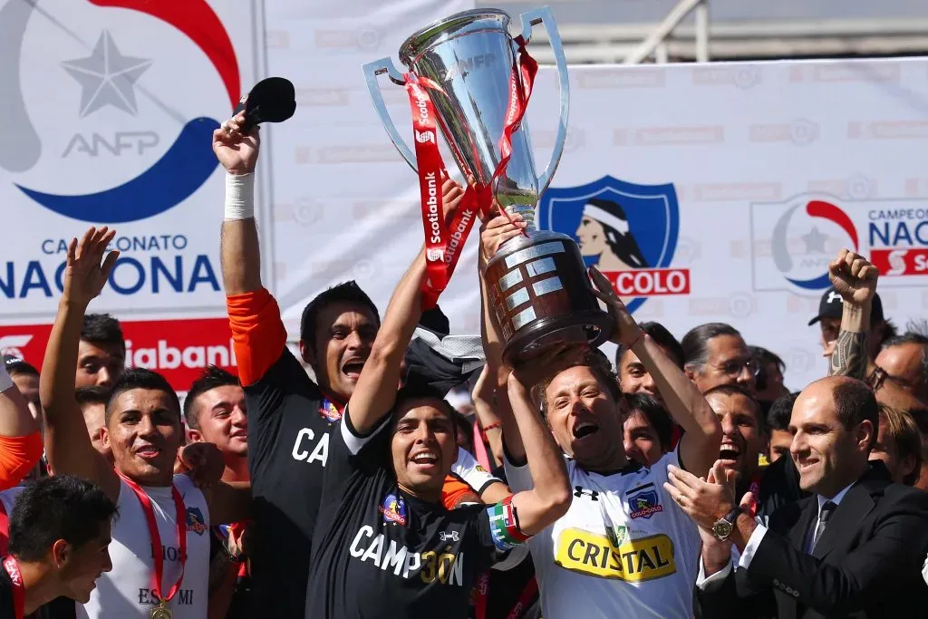 Fierro y Mena levantaron la copa en el Clausura 2014, más recordada como “la 30” | Foto: Photosport