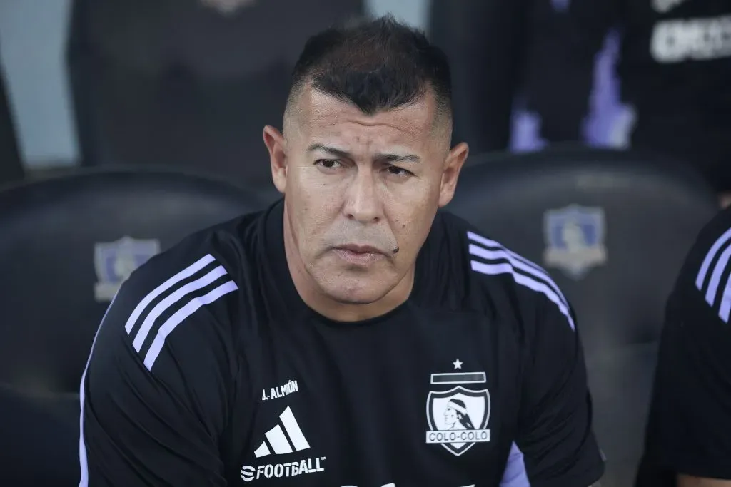 Jorge Almirón en el banco de Colo Colo. (Foto: Photosport)