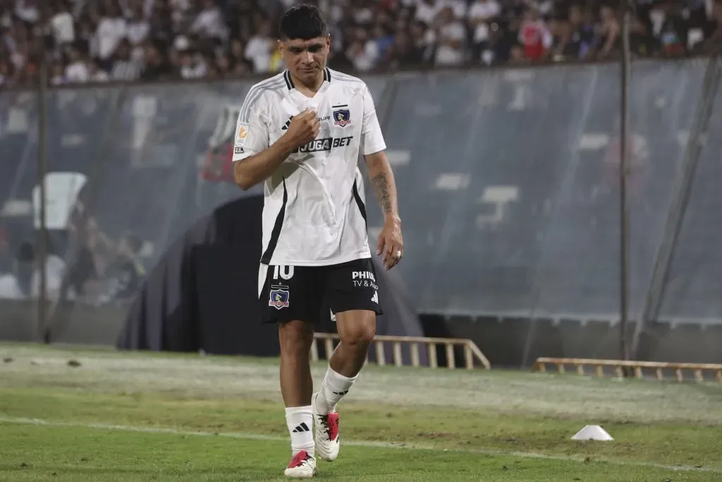 Claudio Aquino rumbo a camarines por la expulsión. (Foto: Photosport)