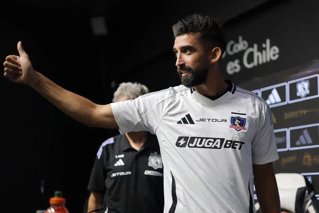 Emiliano Amor en su presentación con Colo Colo. (Foto: Photosport)