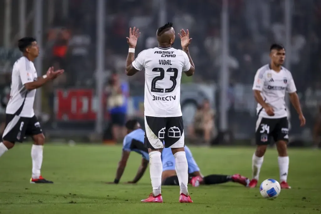 Arturo Vidal durante el partido de Colo Colo. (Foto: Photosport)