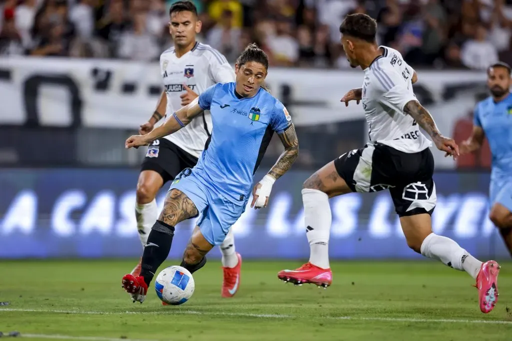 Alan Saldivia bajó a Joaquín Montecinos y vio tarjeta amarilla. | Imagen: Photosport.