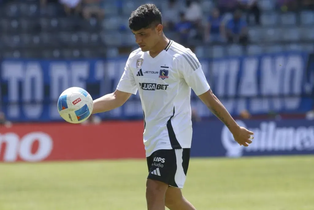 Claudio Aquino con el balón tras la falta penal. (Foto: Photosport)