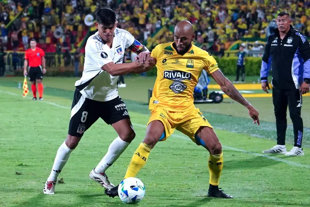 Esteban Pavez en el partido con Atlético Bucaramanga. (Foto: Photosport)