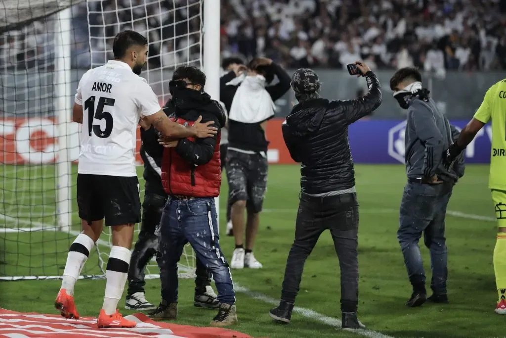 Amor con los primeros hinchas que saltaron a la cancha del Monumental | Foto: Photosport
