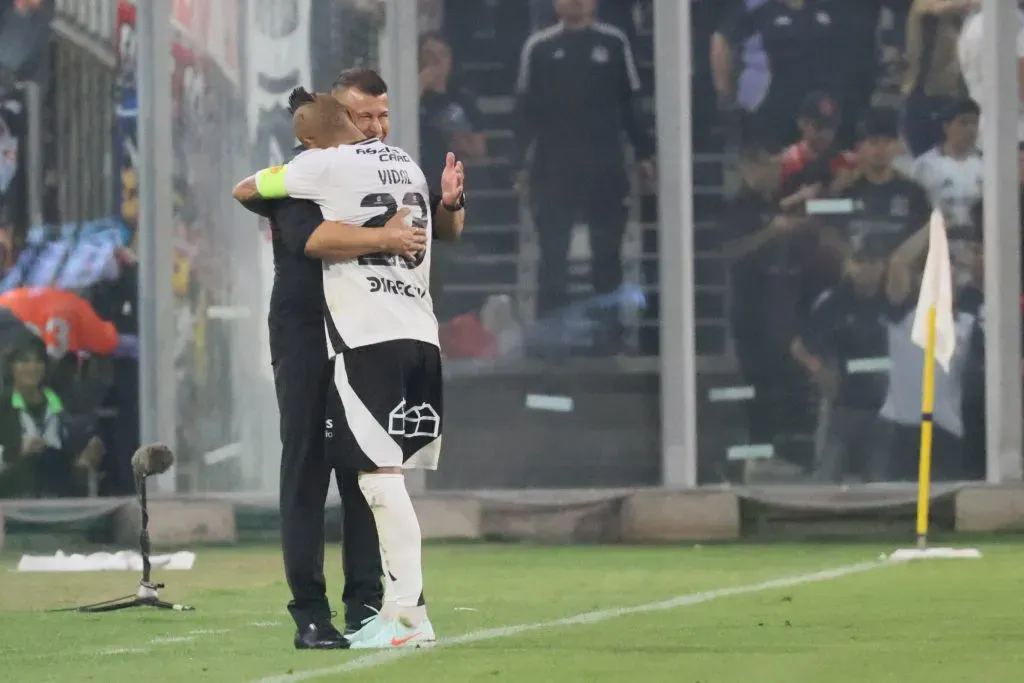 El King y su gesto con Jorge Almirón. Imagen: Dragomir Yankovic/Photosport